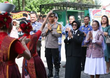 Wali Kota Pematang Siantar dan rombongan yang hadir ke Aula Nommensen disambut tari tarian dari siswa SMP Bintang Timur dalam rangka pentas dan Lustrum IX sekolah tersebut.( Nawasenanews/Ist)