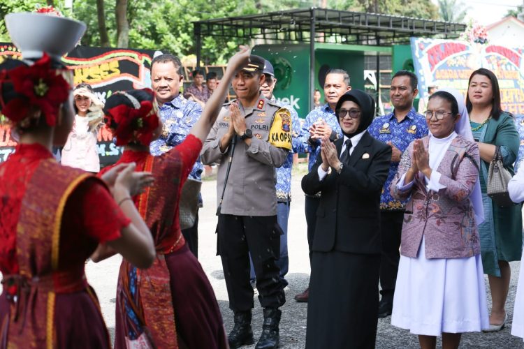 Wali Kota Pematang Siantar dan rombongan yang hadir ke Aula Nommensen disambut tari tarian dari siswa SMP Bintang Timur dalam rangka pentas dan Lustrum IX sekolah tersebut.( Nawasenanews/Ist)