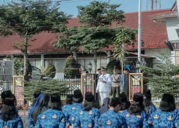 Bupati Dairi saat memberikan arahan sebagai inspektur upacara pada peringatan Hari Otonomi Daerah XXVII, di Kantor Bupati Dairi.( Nawasenanews / Ist )