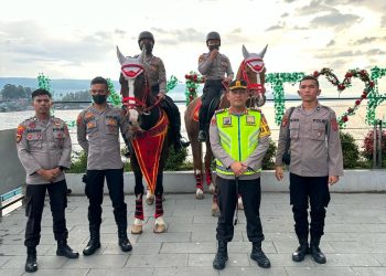 Kapolres Simalungun dan Tim Turangga patroli berkuda Polda Sumut yang ikut menjaga keamanan dan kenyamanan wisatawan di Parapat. (Nawasenanews/ Ist)