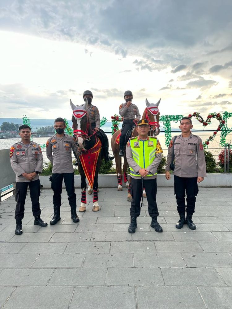 Kapolres Simalungun dan Tim Turangga patroli berkuda Polda Sumut yang ikut menjaga keamanan dan kenyamanan wisatawan di Parapat. (Nawasenanews/ Ist)