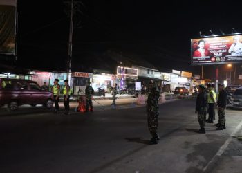 Kodim 0206 Dairi bersama Polres Dairi melaksanakan patroli skala besar dalam rangka Kegiatan Rutin Yang Ditingkatkan (KRYD),Sabtu malam (29/4/2023).(Nawasenanews/ Ist)