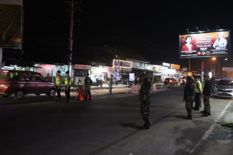 Kodim 0206 Dairi bersama Polres Dairi melaksanakan patroli skala besar dalam rangka Kegiatan Rutin Yang Ditingkatkan (KRYD),Sabtu malam (29/4/2023).(Nawasenanews/ Ist)