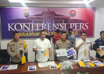 Kapolres Simalungun dan dari Polda Sumut saat konferensi Pers atas tertangkapnya pembunuh ibu dan anak di Perumahan Mutiara Landbow,Perdagangan. ( Nawasenanews/ Ist)