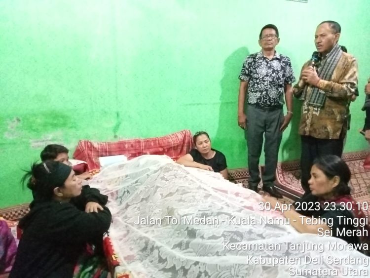 Maruli Siahaan saat memberikan kata kata penghiburan dan ucapan turut berdukacita atas kepergian J Siahaan anggota PPSD Sektor 1 Tanjung Morawa.( Nawasenanews / Ist).