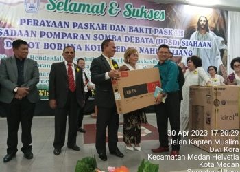 Maruli Siahaan dan Istri menyerahkan hadiah utama saat perayaan Paskah PPSD kota Medan sekitarnya di Wisma Taman Sari Medan,Minggu ( 30/4/2023).(Nawasenanews/ Ist)