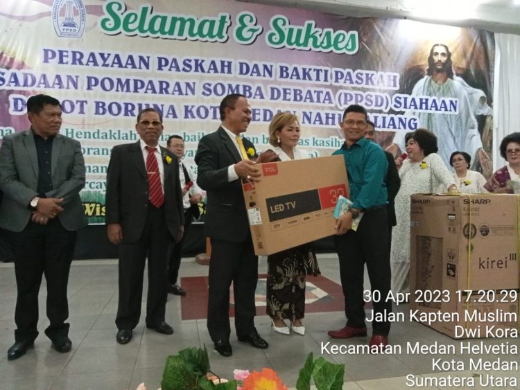 Maruli Siahaan dan Istri menyerahkan hadiah utama saat perayaan Paskah PPSD kota Medan sekitarnya di Wisma Taman Sari Medan,Minggu ( 30/4/2023).(Nawasenanews/ Ist)