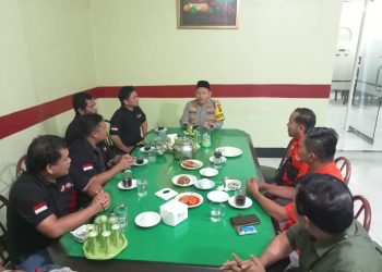 Kapolres Dairi makan siang bersama dengan pengurus Partai Buruh dan SPSI Dairi dalam rangka menjalin tali silaturahmi.( Nawasenanews/ Ist)