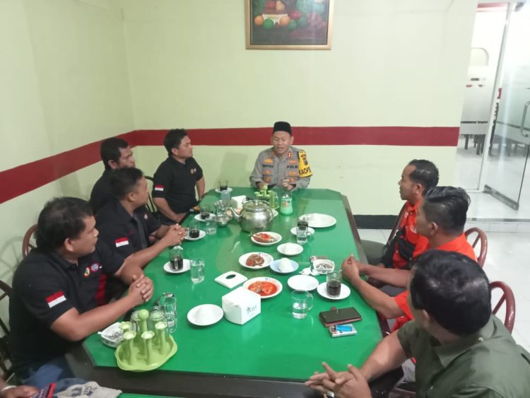 Kapolres Dairi makan siang bersama dengan pengurus Partai Buruh dan SPSI Dairi dalam rangka menjalin tali silaturahmi.( Nawasenanews/ Ist)