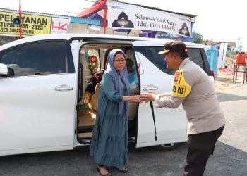 Kapolres Simalungun menyambut Ketua Umum RKLA Sumut saat singgah di Pos Pam Simpang Tol Sinaksak untuk bersilaturahmi kepada Kapolres Simalungun, kemarin.(Nawasenanews/Ist)