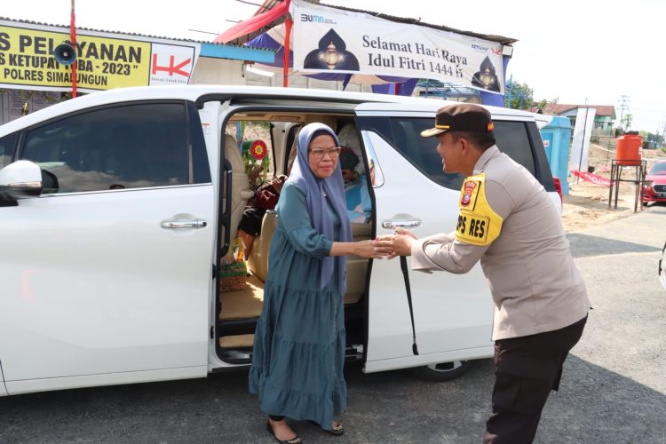 Kapolres Simalungun menyambut Ketua Umum RKLA Sumut saat singgah di Pos Pam Simpang Tol Sinaksak untuk bersilaturahmi kepada Kapolres Simalungun, kemarin.(Nawasenanews/Ist)