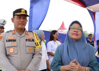 Ketua Umum RKLA saat menghampiri Kapolres Simalungun di Pos Pam Sinaksak untuk mengapresiasi kinerja Polri khususnya Polres Simalungun dalam pelayanannya pada Operasi Ketupat Toba 2023.( Nawasenanews/ Ist)