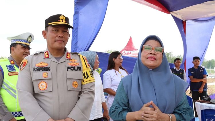 Ketua Umum RKLA saat menghampiri Kapolres Simalungun di Pos Pam Sinaksak untuk mengapresiasi kinerja Polri khususnya Polres Simalungun dalam pelayanannya pada Operasi Ketupat Toba 2023.( Nawasenanews/ Ist)