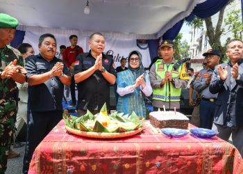 Peringatan Hari Buruh di Pematang Siantar diperingati dengan meriah bersama Wali Kota dr Susanti dan Forkopimda serta diwarnai pemotongan nasi tumpeng dan kue ulang tahun.( Nawasenanews/ Ist)