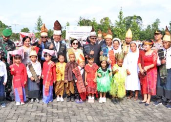 Bupati dan wakil bupati Simalungun bersama Forkopimda foto bersama dengan anak anak PAUD yang mengisi acara di peringatan Hardiknas 2023. ( Nawasenanews/ Ist)