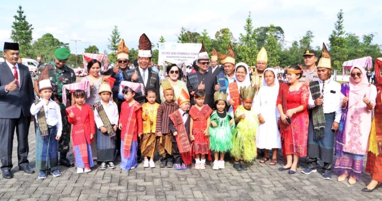Bupati dan wakil bupati Simalungun bersama Forkopimda foto bersama dengan anak anak PAUD yang mengisi acara di peringatan Hardiknas 2023. ( Nawasenanews/ Ist)