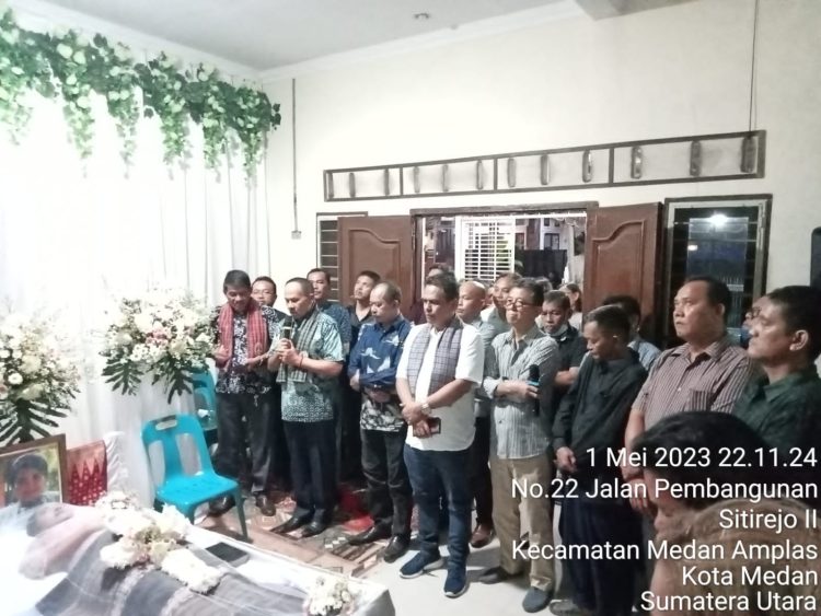 Maruli Siahaan bersama para pengurus dan anggota PPSD kota Medan melayat ke beberapa rumah duka dari anggota PPSD yang pergi untuk selama lamanya. (Nawsenanews/ Ist)