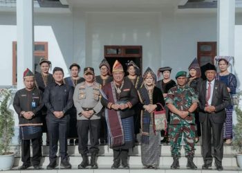 Bupati Dairi Eddy Keleng Ate Berutu, dan Ketua TP PKK Kabupaten Dairi, Ny. Romy Mariani, foto bersama Kapolres Dairi AKBP Wahyudi Rahman, SH SIK MM, Dandim 0206/ Dairi Letkol Arh. Ridwan Budi Sulistyawan, SIP bersama Staf Pegawai Kantor Bupati usai memperingati Hari Pendidikan Nasional. (Nawasenanews/ Ist)