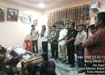 Maruli Siahaan dan pengurus PPSD kota Medan melayat ke rumah duka Meriati Siahaan anggota PPSD Sektor 40 Kapten Muslim.( Nawasenanews/ Ist)