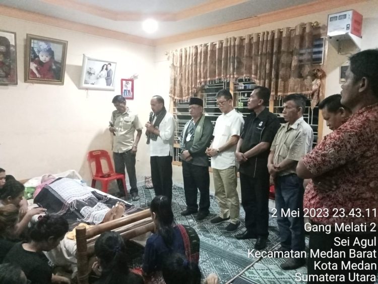 Maruli Siahaan dan pengurus PPSD kota Medan melayat ke rumah duka Meriati Siahaan anggota PPSD Sektor 40 Kapten Muslim.( Nawasenanews/ Ist)