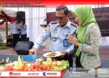 Kalapas Kelas II A Pematang Siantar didampingi istri memotong tumpeng pada acara puncak syukuran Hari Bakti Pemasyarakatan ke - 59.(Nawasenanews/ Ist)