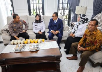 AKBP Fernando dan dr Susanti saat menyambangi rumah Astronout Nainggolan yang baru. (nawasenanews/ Ist)