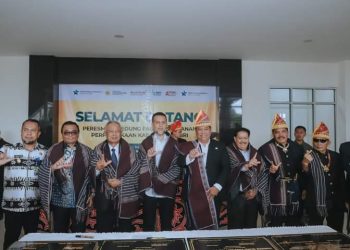 Bupati Dairi memberikan ulos kepada Wagubsu, anggota DPR RI Komisi X Djohar Arifin Husin , Deputi II Bidang Pengembangan Perpusnas Dr Ardin Bongkar serta beberapa pejabat lain yang hadir saat peresmian Perpustakaan Raja Naga Jambe, (Nawasenanews/Ist