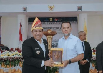 Bupati Dairi memberikan cenderamata krpda Wakil Gubernur Sumatera Utara H.Musa Rajekshah pada acara peresmian gedung Perpustakaan Dairi yang dibangun dari Dana Alokasi Khusus. (Nawasenanews/ Ist)