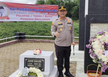 Kapolres Simalungun AKBP Ronald FC Sipayung ziarah ke makam Jason Saragih sambil mengenang kegigihan Jason Saragih memberantas kebodohan. (Nawasenanews/ Ist)