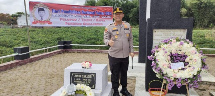 Kapolres Simalungun AKBP Ronald FC Sipayung ziarah ke makam Jason Saragih sambil mengenang kegigihan Jason Saragih memberantas kebodohan. (Nawasenanews/ Ist)