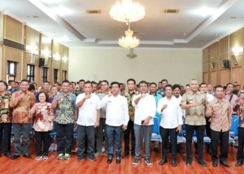 Bupati Simalungun dan Ketua DPRD Simalungun bersama para Pangulu dari 17 kecamatan yang mendapat pembekalan awal dalam melaksanakan tupoksinya.( Nawasenanews/ Ist)