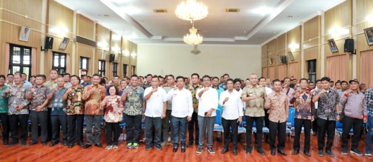Bupati Simalungun dan Ketua DPRD Simalungun bersama para Pangulu dari 17 kecamatan yang mendapat pembekalan awal dalam melaksanakan tupoksinya.( Nawasenanews/ Ist)
