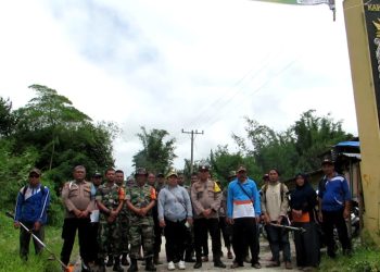 Polsek Sidikalang dan TNI dari Koramil foto bersama usai melaksanakan Jumat bersih.( Nawasenanews/ Ist)