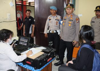 Kapolres Dairi AKBP Wahyudi melakukan pengecekan pelayanan petugas kepolisian kepada masyarakat di Polres Dairi agar sesuai standar yakni yang humanis, profesional dan optimal.( Nawasenanews/Ist)