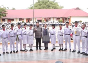 Bupati Dairi dan Ketua TP PKK Dairi bersama siswa berprestasi.(Nawasenanews/ Ist)