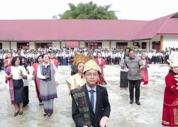 Bupati Dairi dan Bunda Literasi menari bersama siswa siswi SMP Negeri 1 Sidikalang.( Nawasenanews/ Ist )