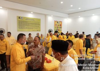 Maruli Siahaan berbincang dengan Ketua DPD Partai Golkar Sumut H Musa Rajeckshah di sela sela rapat pleno penetapan Bacaleg DPRD Sumut dan DPRD Kabupaten/Kota di Medan.( Nawasenanews / Ist)