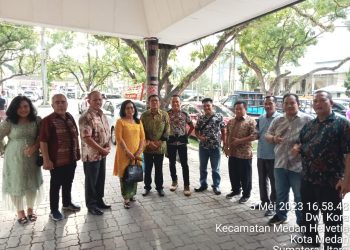 Maruli Siahaan bersama para anggota PPSD yang menghadiri pesta pernikahan.(Nawasenanews/ Ist)