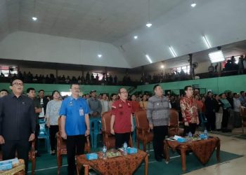 Bupati Dairi bersama Staf Khusus Kemenkumham Bane Raja Manalu bersama Dirjen Kekayaan Intelektual pada acara sosialisasi kekayaan intelektual di Gedung Olah Raga Dairi.( Nawasenanews/ Ist)