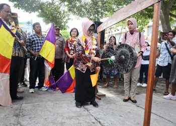 Wali Kota Pematang Siantar dr Susanti Dewayani SpA memukul Gong sebagai tanda dibukanya acara Parade Marching Band dan Penampilan Seni serta Pameran Projek Penguatan Profil Pelajar Pancasila (P5) SD Cinta Rakyat 2, Jalan Sibolga Kelurahan Karo Kecamatan Siantar Selatan, Sabtu (06/05/2023). ( Nawasenanews/ Ist)