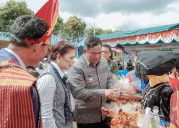 Bupati Dairi dan istri menyaksikan hasil karya para Siswa SMP 1 Siempat Nempu Hulu pada acara panen raya hasil karya siswa serta pentas seni, tari dan drum band.( Nawasenanews/ Ist)