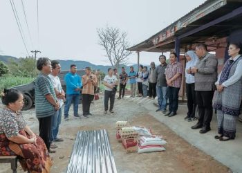 Bupati Dairi didampingi Ketua TP PKK Ny Romy Simarmata Eddy Berutu menyerahkan bantuan sembako dan seng untuk korban bencana puting beliung di Kecamatan Berampu.( Nawasenanews/ Ist)