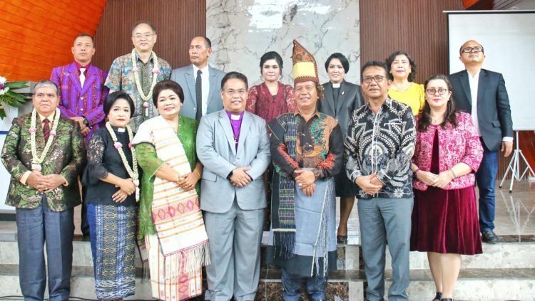 Bupati Simalungun bersama Ketua DPRD Simalungun Timbul Jaya Sibarani menghadiri peresmian GMI Memorial Amstrong di Parapat, Minggu ( 7/5/2023). ( Nawasenanews.com)