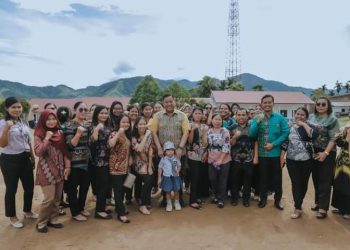 Bupati Dairi mengajak para siswa dan guru guru memanfaatkan sarana dan fasilitas Perpusatakaan Raja Naga Jambe untuk menambah ilmu pengetahuan.( Nawasenanews/ ist)