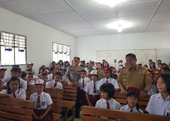 Bupati dan Kapolres Dairi memperkenalkan metode berhitung dan belajar Matematika yang gampang, asyik dan menyenangkan (Gasing) dalam program Bhabinkamtibmas Police go to School. (Nawasenanews/Ist)