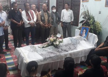 Maruli Siahaan dan para pengurus PPSD Kota Medan melayat ke rumah duka Tinjur Siahaan dan Minar Tampubolon yang merupakan anggota PPSD Kota Medan.( Nawasenanews/ Ist)