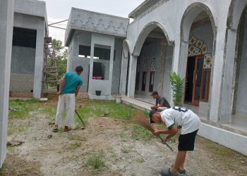 Karateka Pengcab Wadokai saat turun tangan membersihkan masjid sebagai bagian dari kegiatan bakti sosial setiap triwulan pengurus cabang. ( Nawasenanews/ Ist)