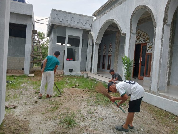 Karateka Pengcab Wadokai saat turun tangan membersihkan masjid sebagai bagian dari kegiatan bakti sosial setiap triwulan pengurus cabang. ( Nawasenanews/ Ist)
