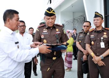 Bupati Simalungun memberikan seperangkat pakaian adat Simalungun kepada Kajatisu sebagai ungkapan sukacita atas kedatangannya pada kunjungan kerja dan silaturahmi dengan Forkopimda Simalungun.( Nawasenanews/ Ist)