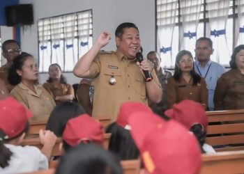 Bupati Dairi di tengah tengah siswa yang mempelajari belajar matematika metode Gasing yang diperkenalkan Prof. Yohannes Surya.( Nawasenaness.com/Ist)